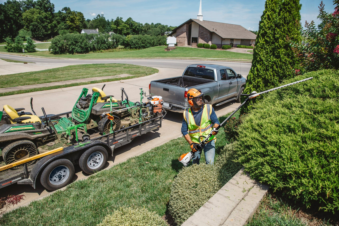 HLA 135 Battery Powered Extended-Reach Hedge Trimmer