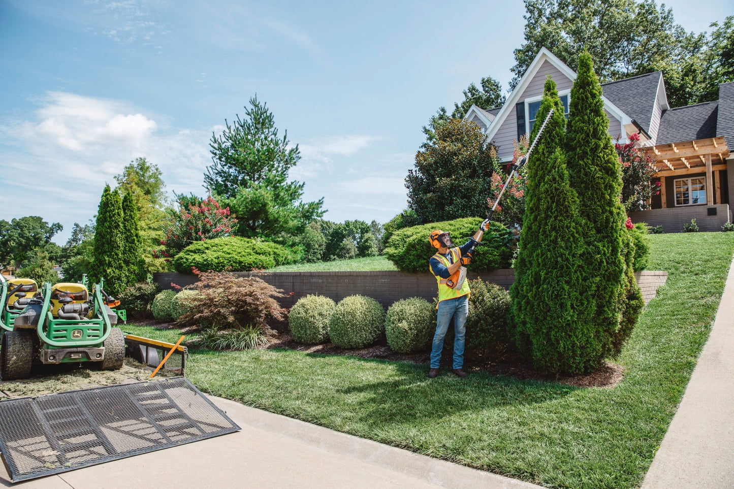 HLA 135 Battery Powered Extended-Reach Hedge Trimmer