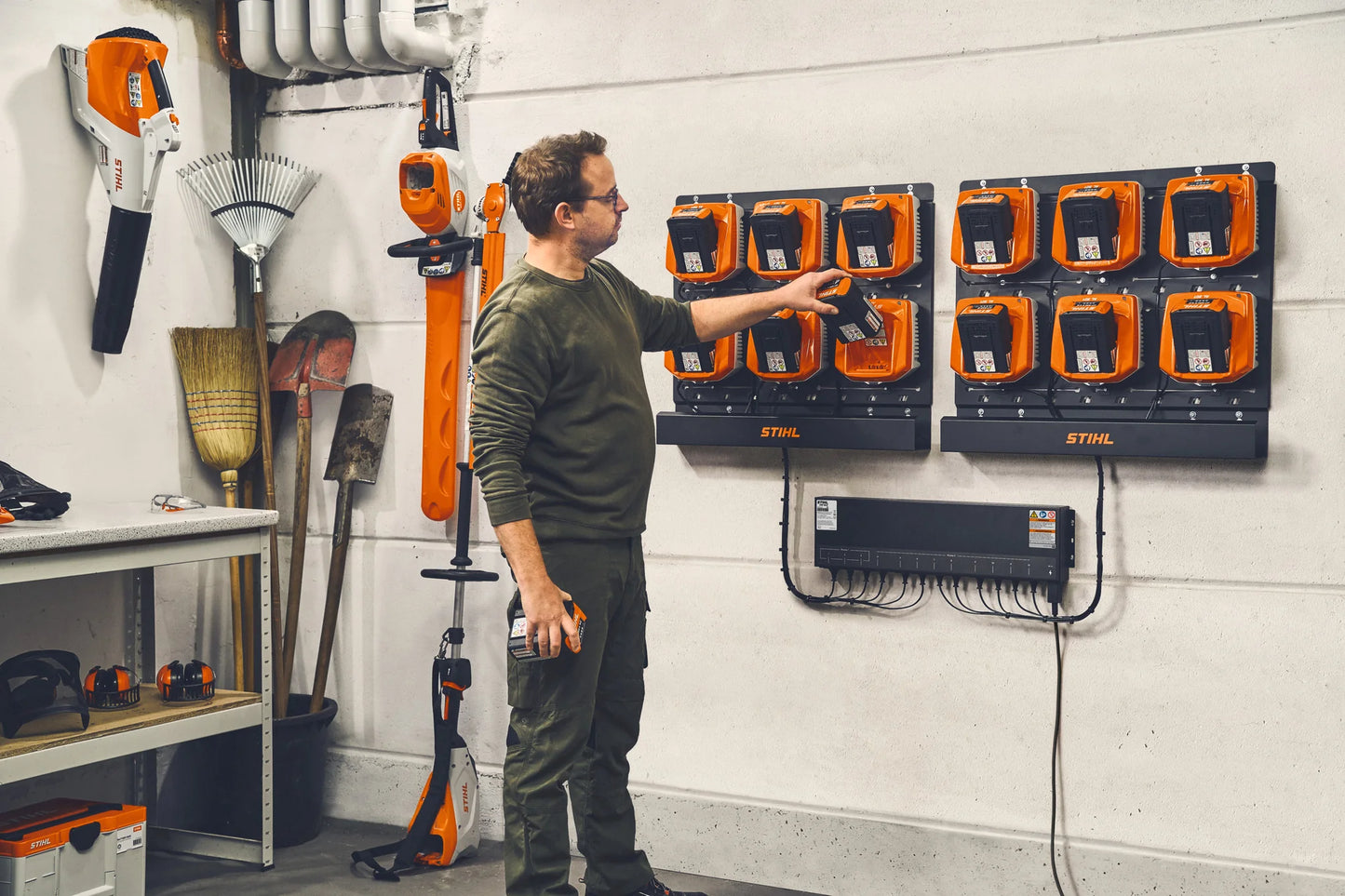 CR 6 Hanging Charger Rack