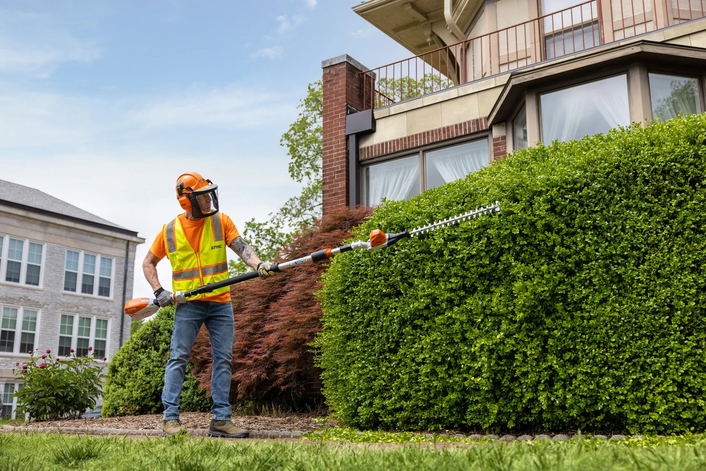 HLA 86 Battery Powered extended-reach Hedge Trimmer